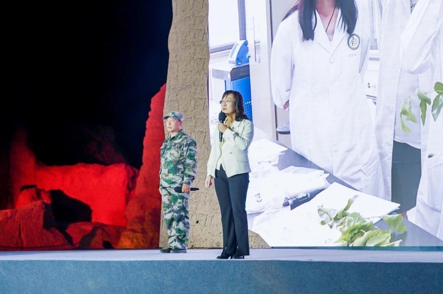 吳翠云（右一）在“何以中國·五星出東方”網(wǎng)絡(luò)主題宣傳活動現(xiàn)場演講。人民視頻供圖