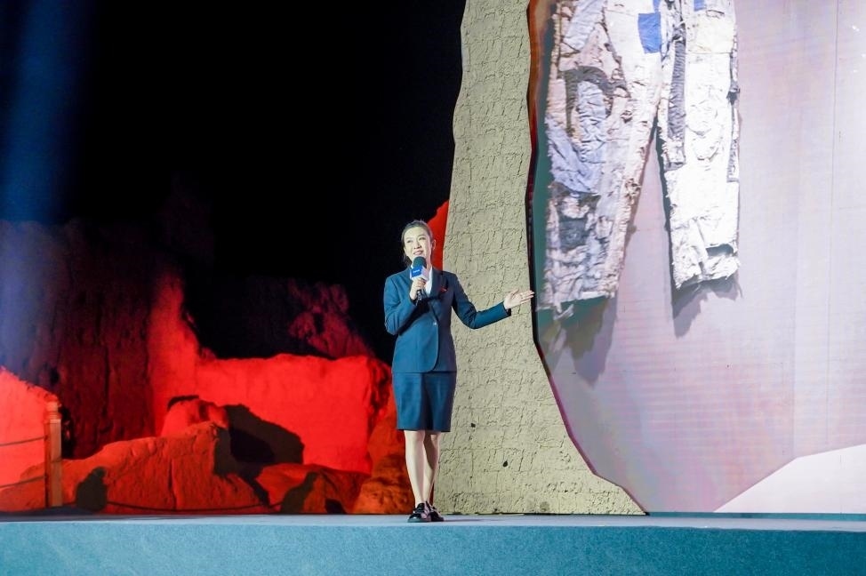 顧晨葉在“何以中國·五星出東方”網(wǎng)絡(luò)主題宣傳活動現(xiàn)場演講。人民視頻供圖