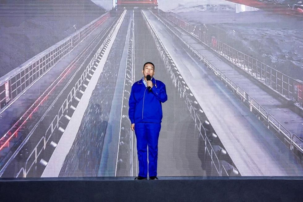 邵旭鵬在“何以中國·五星出東方”網(wǎng)絡(luò)主題宣傳活動現(xiàn)場演講。人民視頻供圖