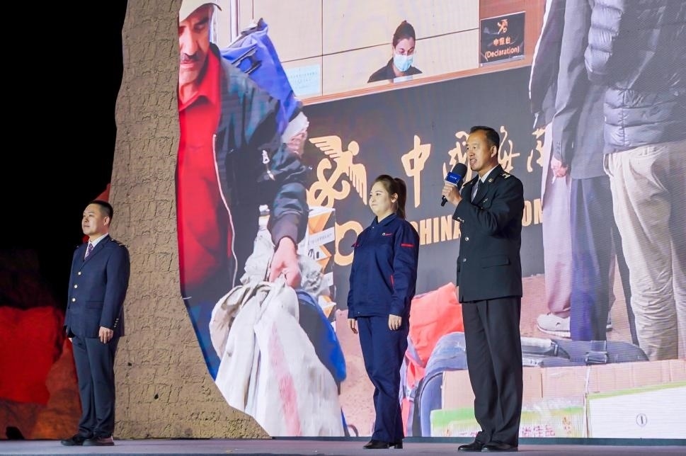 張曉波（右一）在“何以中國·五星出東方”網(wǎng)絡(luò)主題宣傳活動現(xiàn)場演講。人民視頻供圖