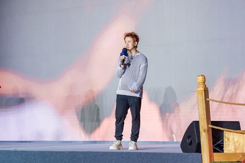 安鐘旭在“何以中國·五星出東方”網(wǎng)絡(luò)主題宣傳活動現(xiàn)場演講。人民視頻供圖