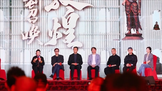 《受到召喚·敦煌》眾主創(chuàng)現(xiàn)場分享創(chuàng)作故事。主辦方供圖