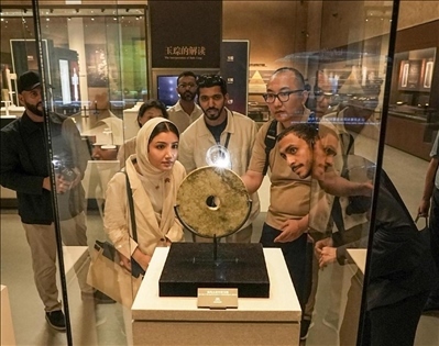 阿聯(lián)酋青年在良渚文化博物院參觀。中國(guó)銀行供圖