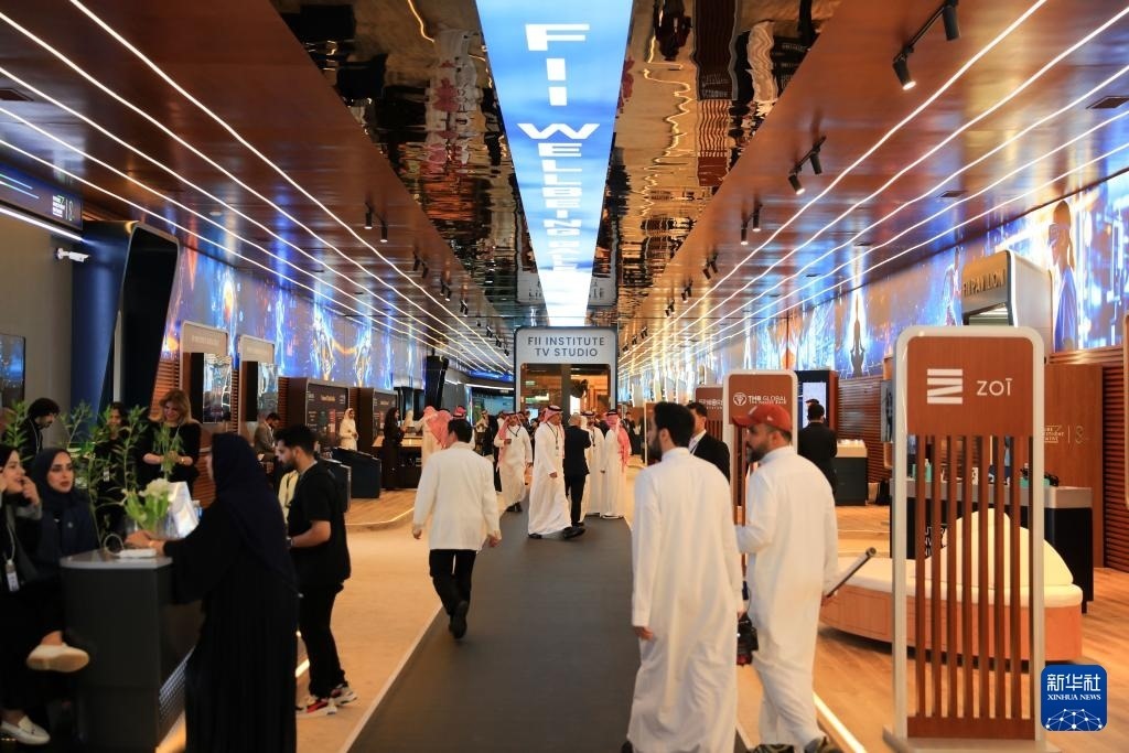 10月31日，在沙特阿拉伯首都利雅得，人們參加第八屆沙特“未來投資倡議”大會(huì)。新華社記者 隋先凱 攝