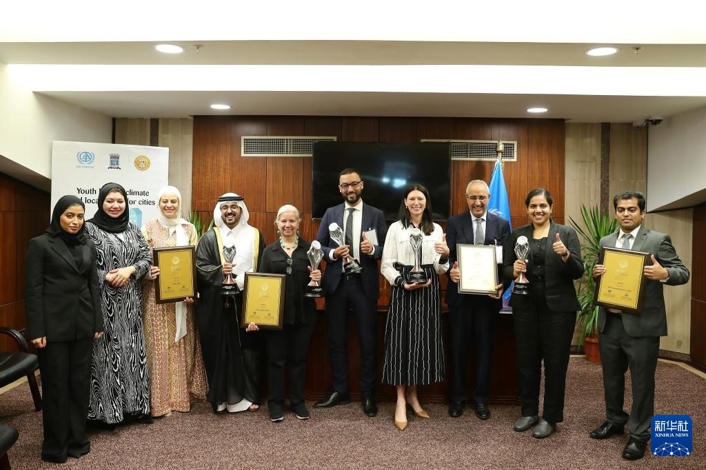 10月31日，在埃及亞歷山大，獲得第二屆全球可持續(xù)發(fā)展城市獎(jiǎng)（上海獎(jiǎng)）的城市代表合影。新華社記者 王東震 攝