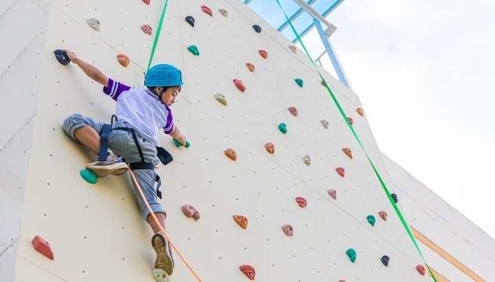 浙江臺州，正在學(xué)習(xí)攀巖課程的小學(xué)生