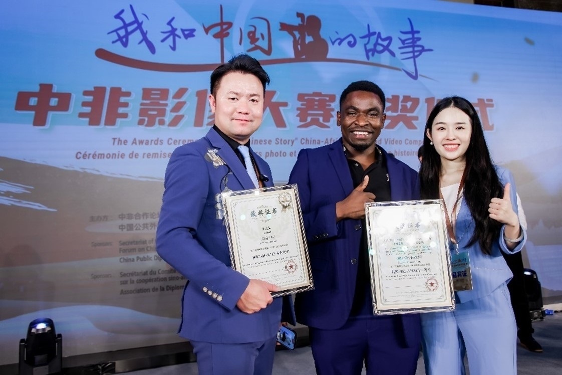 王曉樂（中）與其他嘉賓合影。主辦方供圖