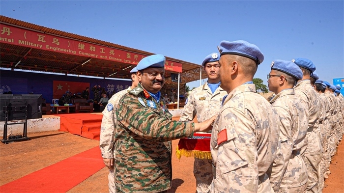 聯(lián)南蘇團(tuán)部隊(duì)司令莫漢中將為維和官兵授勛。秦貴君攝