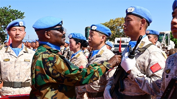 聯(lián)南蘇團(tuán)西戰(zhàn)區(qū)司令多米尼克準(zhǔn)將為維和官兵授勛。孫千攝