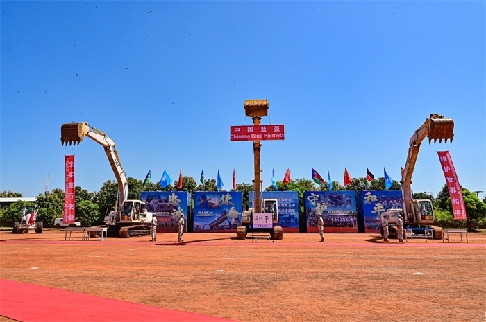 工程機(jī)械特技展示。王軍杰攝