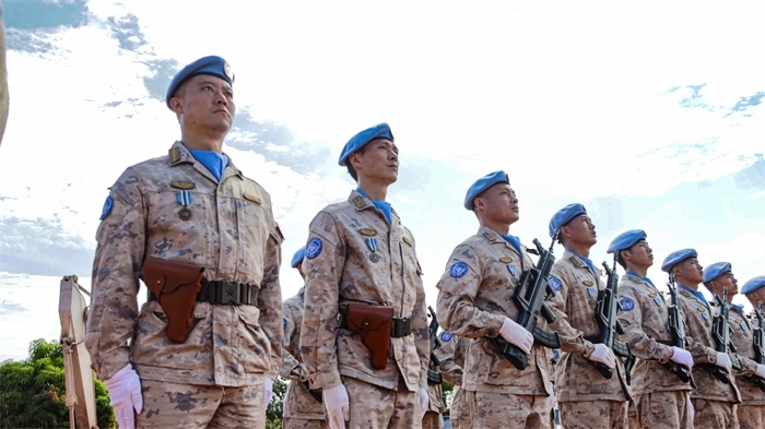 維和官兵整齊列隊(duì)。鄧原淘攝