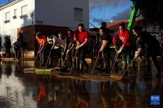 11月2日，居民在西班牙烏鐵爾清理房屋。新華社記者 孟鼎博 攝
