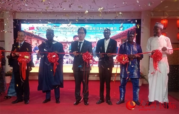 嘉賓們?yōu)橛耙曊共ピ禄顒?dòng)剪彩。人民網(wǎng)記者 姜宣攝