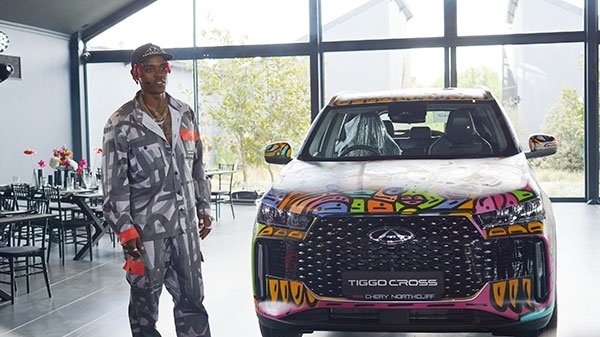 Samurai Farai和其汽車噴繪作品。人民網 張茜攝