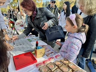活動現(xiàn)場外賓體驗中國書法。 中國駐保加利亞大使館供圖。