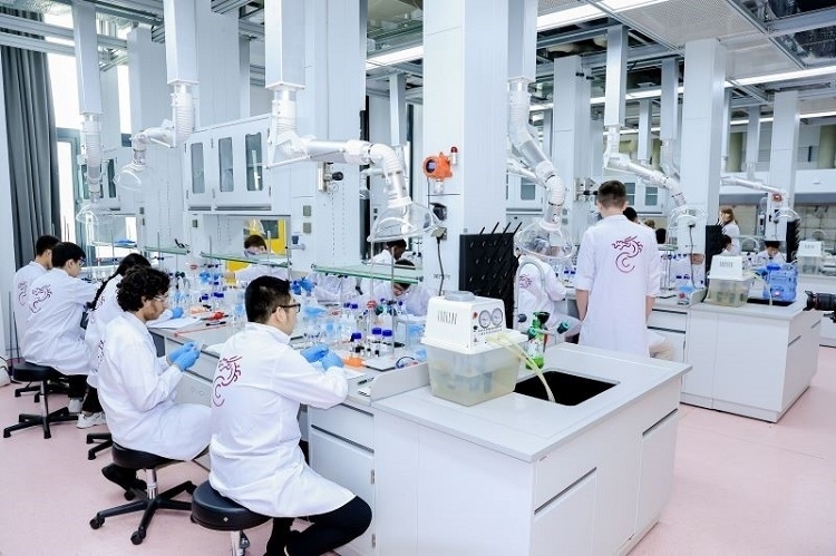 中外學(xué)生同堂做實(shí)驗(yàn)。深北莫供圖