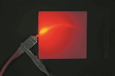 帶有彎曲通道的3D打印材料能引導并散射光。圖片來源：英國格拉斯哥大學