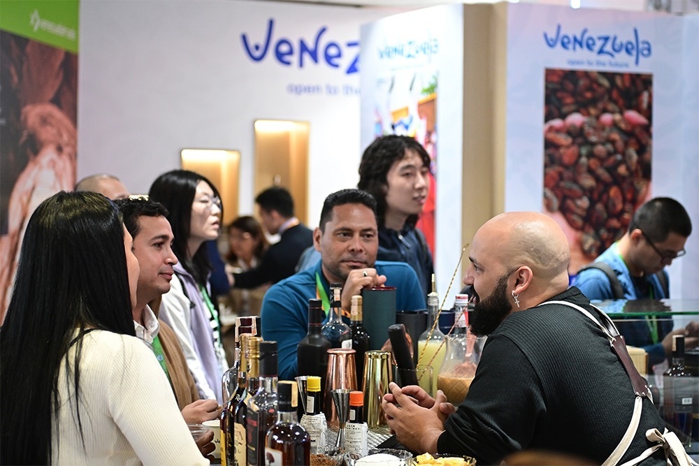 2023年11月9日，上海，觀眾在進博會委內(nèi)瑞拉館參觀、交流、洽談。