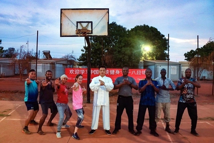 組織八段錦教學(xué)。王軍杰 攝