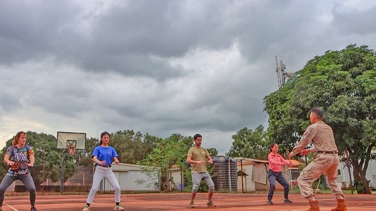 認(rèn)真學(xué)習(xí)動作。孫亞斌 攝