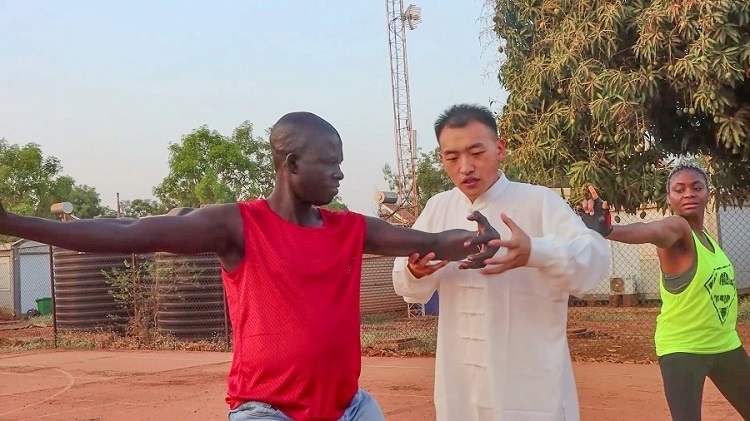 細(xì)心指導(dǎo)動作。馬騫攝