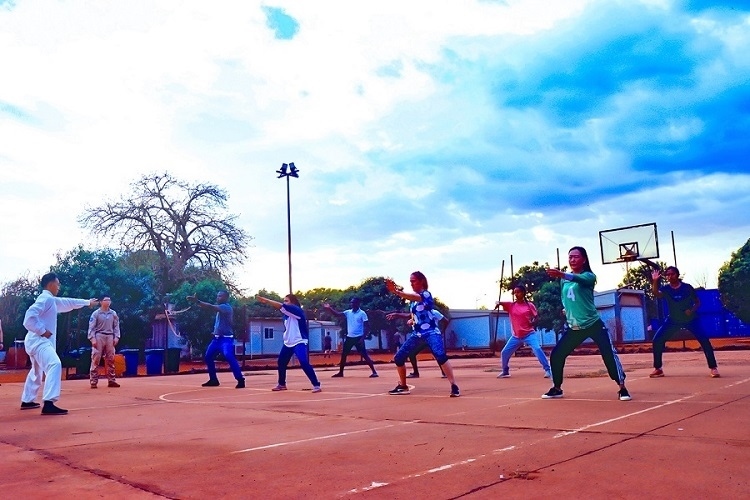 示范標(biāo)準(zhǔn)動作。鄧原淘攝