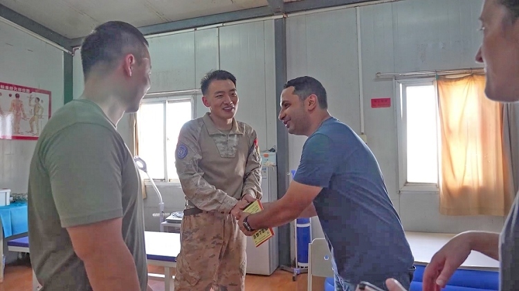 外國友人致謝。王軍杰攝