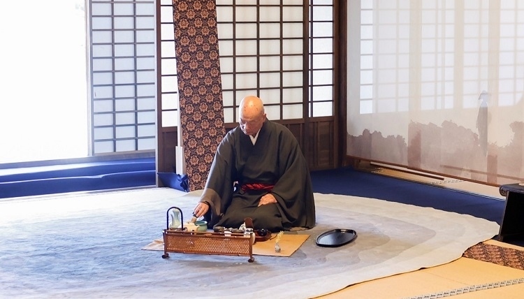 管長(zhǎng)近藤博道獻(xiàn)茶