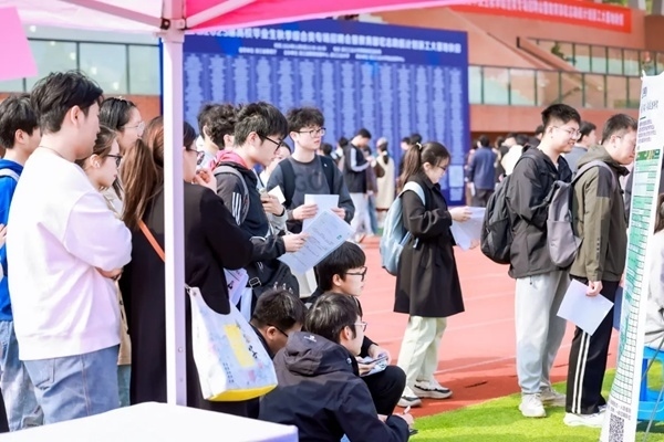 招聘會(huì)現(xiàn)場(chǎng)。校方供圖