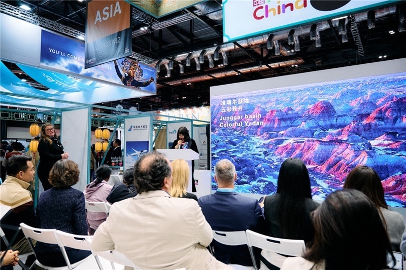  “中國館”新疆旅游推介會(huì)現(xiàn)場(chǎng)介紹。楊浩鵬攝