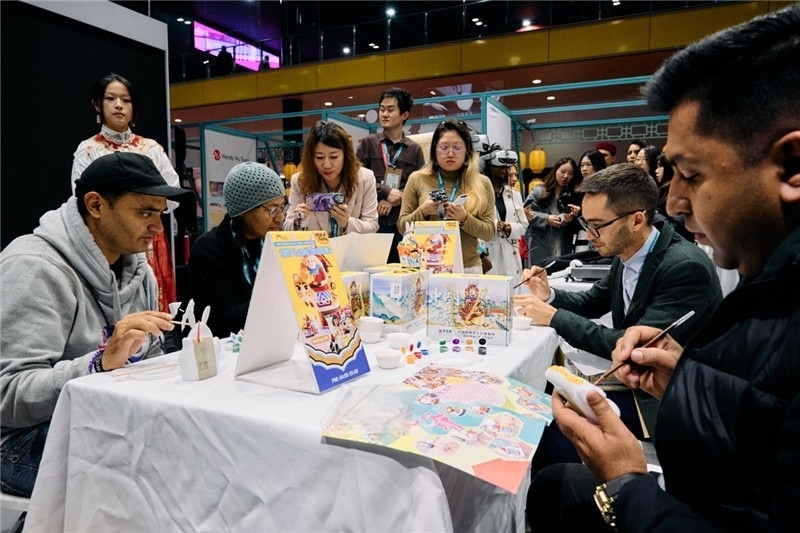 觀眾參加“兔兒爺”手工坊。楊浩鵬攝