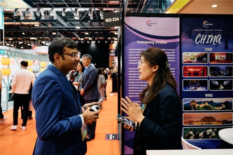 “中國館”展區(qū)現(xiàn)場(chǎng)洽談。 楊浩鵬攝