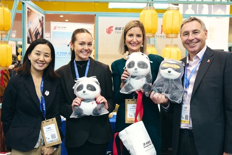 “中國館”展區(qū)現(xiàn)場(chǎng)洽談。 楊浩鵬攝