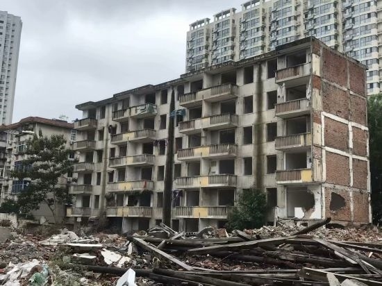 圖為拆遷中的合肥儀表廠宿舍。 合肥市蕪湖路街道 提供