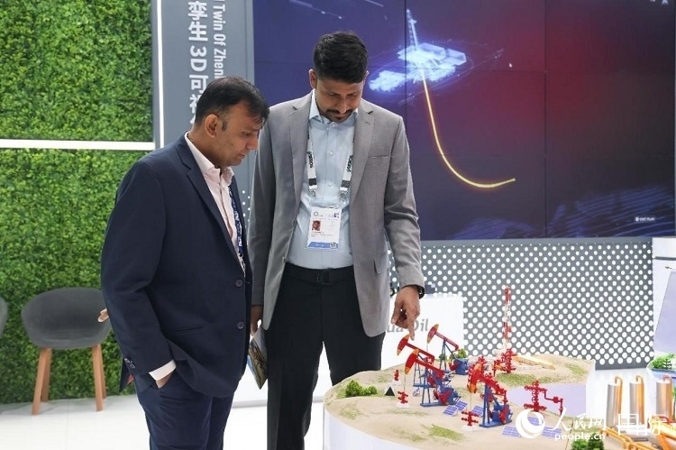 觀眾在了解中企產(chǎn)品。人民網(wǎng)記者任皓宇攝 