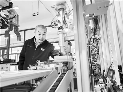 郭海青在檢查車床加工設(shè)備。 受訪者供圖