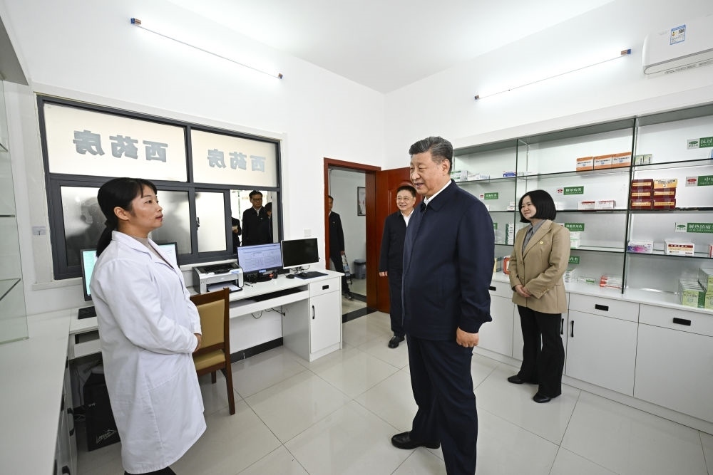 2024年11月5日，習(xí)近平在湖北省咸寧市嘉魚縣潘家灣鎮(zhèn)四邑村衛(wèi)生室考察。習(xí)近平指出：“要進(jìn)一步加強(qiáng)黨建引領(lǐng)，抓住‘一老一小’這個(gè)重點(diǎn)，更加精準(zhǔn)有效地為群眾排憂解難?！? width=