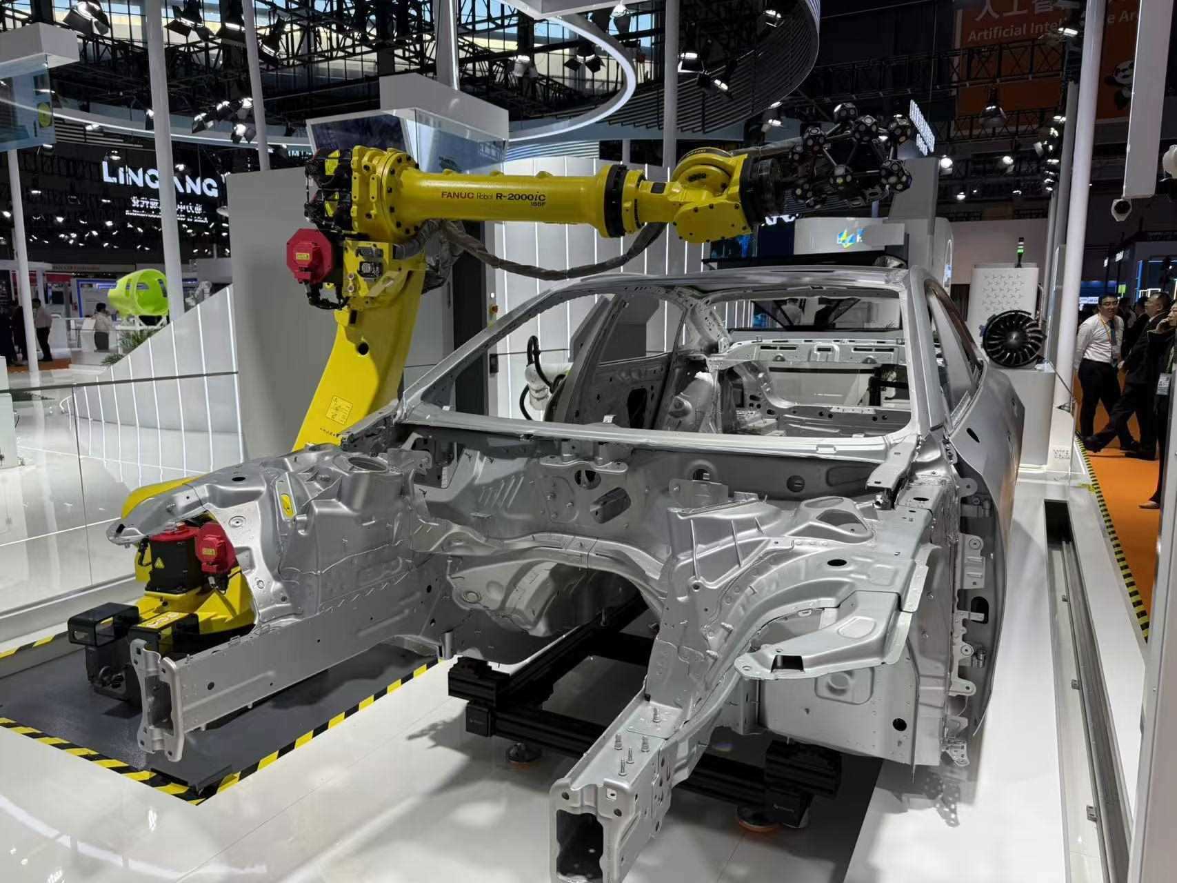 在汽車制造展區(qū)，高精度智能檢測(cè)裝備正在模擬檢測(cè)汽車車身。人民網(wǎng)記者 王仁宏攝