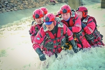  山東省日照市消防救援支隊(duì)消防員正在進(jìn)行多人淺灘涉水橫渡訓(xùn)練。圖片由國家消防救援局提供