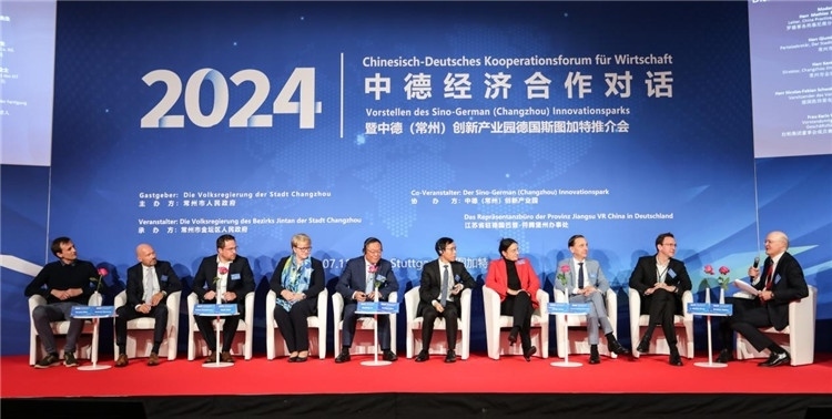 與會(huì)嘉賓在現(xiàn)場(chǎng)交流。主辦方供圖