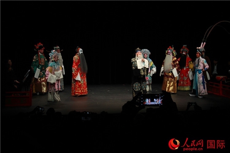 演員向觀眾謝幕。人民網(wǎng)記者 尚凱元攝