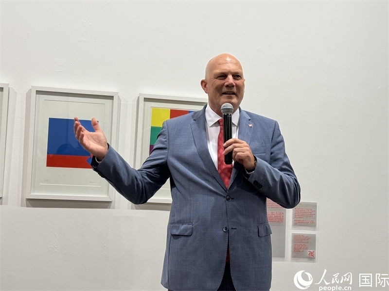 11月8日，瑞士駐華大使白瑞誼在“瑞士經(jīng)典設(shè)計(jì)展”開幕式上發(fā)表致辭。（人民網(wǎng) 謝瑩攝）