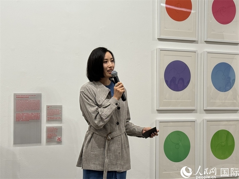 11月8日，今日美術(shù)館館長張然在“瑞士經(jīng)典設(shè)計(jì)展”開幕式上發(fā)表致辭。（人民網(wǎng) 謝瑩攝）