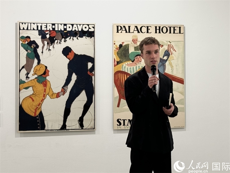 11月8日，“瑞士經(jīng)典設(shè)計(jì)展”策展人言照壁向與會嘉賓導(dǎo)覽。（人民網(wǎng) 謝瑩攝）