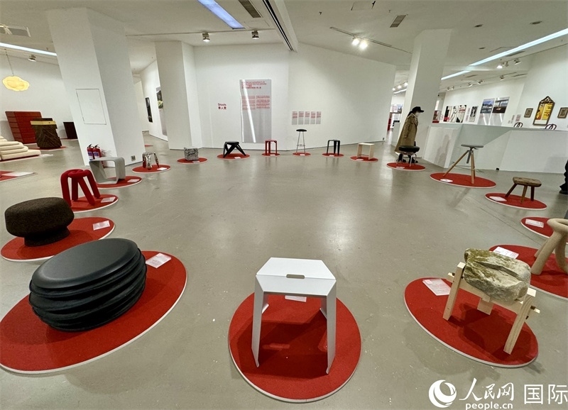 11月8日，瑞士經(jīng)典設(shè)計(jì)展現(xiàn)場。（人民網(wǎng) 謝瑩攝）