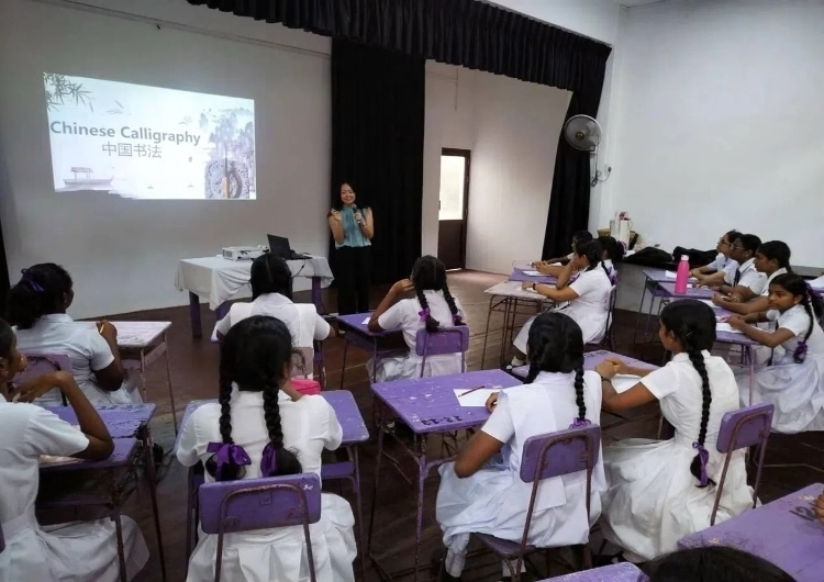 斯里蘭卡學(xué)生在系列活動(dòng)中學(xué)習(xí)中國書法。圖片由主辦方提供