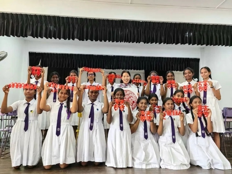 斯里蘭卡學(xué)生展示剪紙作品。圖片由主辦方提供