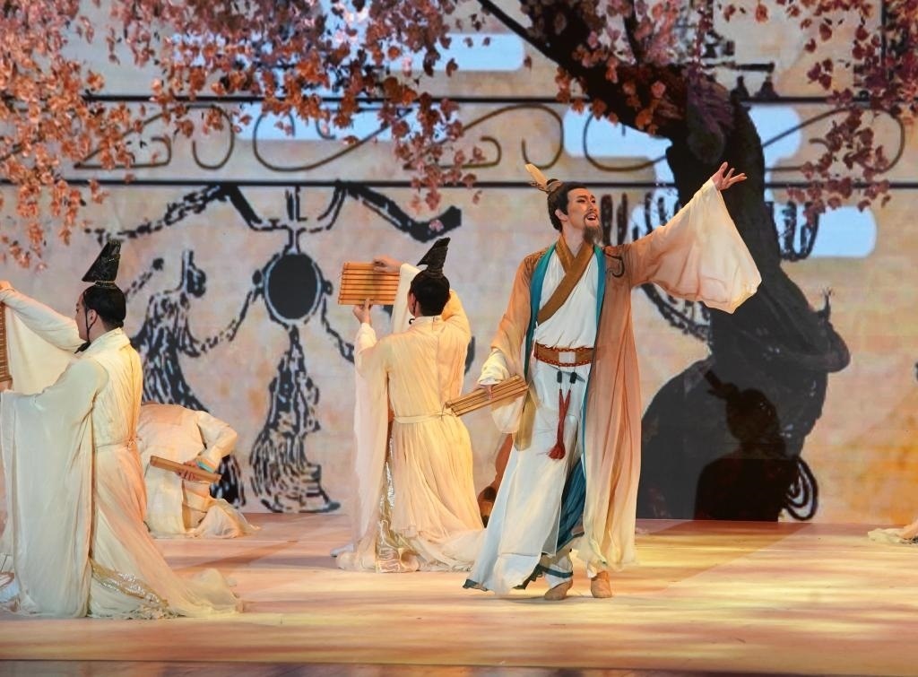 11月6日，演職人員在表演民族舞劇《孔子》片段。新華社記者 張晨霖 攝