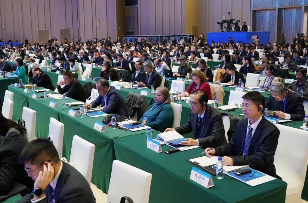 11月7日，中外嘉賓在首屆世界古典學(xué)大會開幕式現(xiàn)場聽會。新華社記者 張晨霖 攝