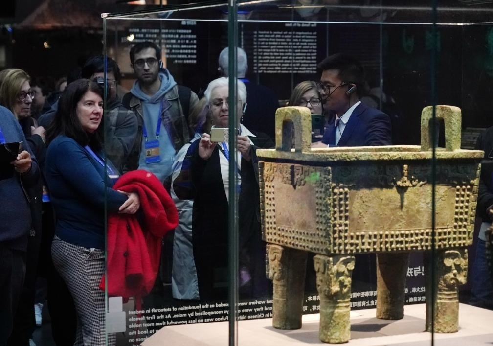 11月6日，中外嘉賓來到中國考古博物館參觀“考古與中華文明溯源展”。該展是本屆世界古典學(xué)大會推出的配套活動(dòng)之一。新華社記者 張晨霖 攝